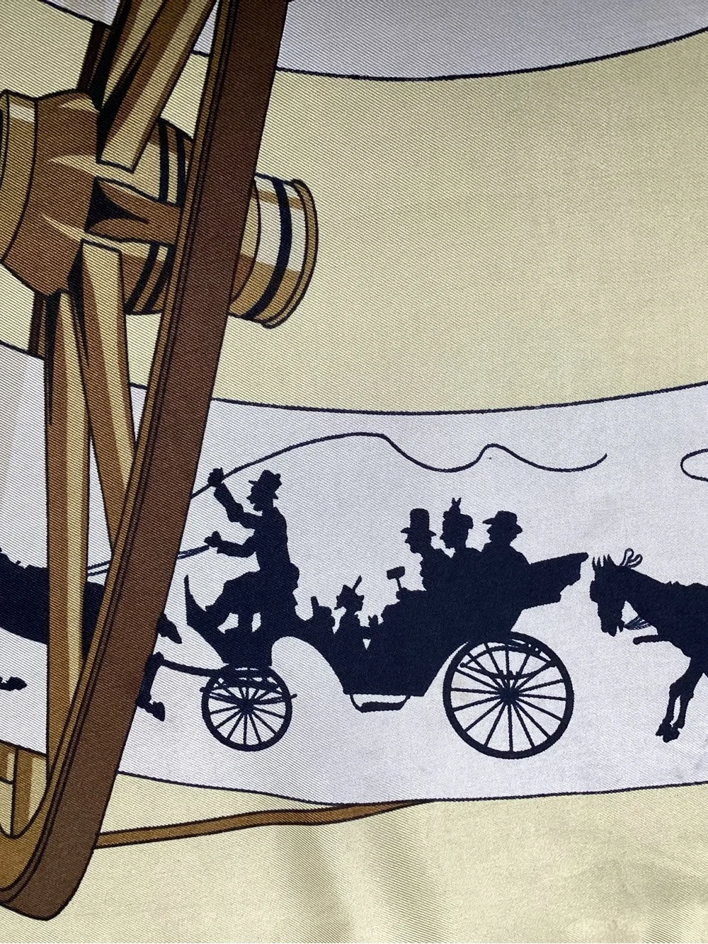 Authentic vintage Hermès silk square "Paris qui roule" from 1951 . With box . - Picture 8 of 16